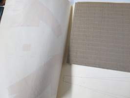 Kaavaoppivihko - jonkinoppilaitoksen käsityönopetuksen tai vastaavan &quot;työvihko&quot;, jossa iso määrä erilaisten vaatteiden kaavoja yms.