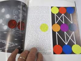 Mercedes-Benz Showroom - Einführung in die Schaufenster gestaltung -autoliikkeiden esittelytilojen järjestely, tehtaan virallinen kirjajulkaisu