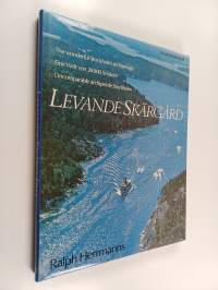 Levande skärgård : The wonderful Stockholm archipelago = Eine Welt von 24000 Schären = L&#039;incomparable archipel de Stockholm
