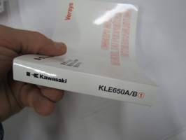 Kawasaki Versys Owner´s Manual, Manuel du proprietaire, Betribsanleitung -moottoripyörä, käyttöohjekirja englanniksi, ranskaksi, saksaksi