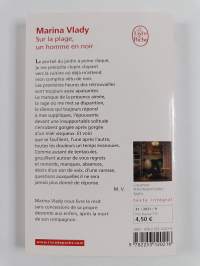 Sur La Plage Un Homme En Noir