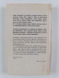 3 etsivää ja liekehtivät jalanjäljet