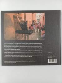 Viulunsoittaja kadulla : es muss sein