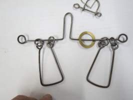 Pulmalelut? 2 kpl - rautalangasta valmistetut