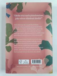 Metsässä juoksee nainen