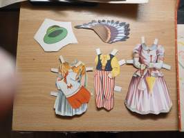 4 Baby Show paperinukkea 1940-50 -luvulta ja vaatteita ym.