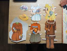 4 Baby Show paperinukkea 1940-50 -luvulta ja vaatteita ym.