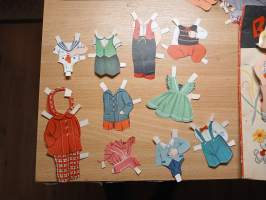 4 Baby Show paperinukkea 1940-50 -luvulta ja vaatteita ym.