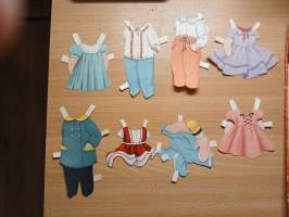 4 Baby Show paperinukkea 1940-50 -luvulta ja vaatteita ym.