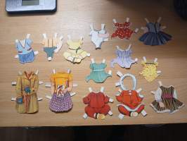 4 Baby Show paperinukkea 1940-50 -luvulta ja vaatteita ym.