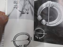 Muinaissuomalaista muotoilua - Kalevala Koru -myyntijulkaisu, kirja