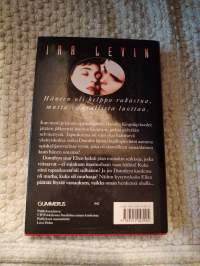 Suudelma ennen kuolemaa : salapoliisiromaani