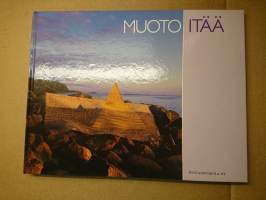 Muoto itää - Käsi- ja taideteollisuutta Itä-Suomessa, esittelee mm. Marja Putus, Eeva Kirsti-Järvelä, Pirjo Kurki, Tuija Hinzell-Paloheimo, Ihva Aula, Tarja Korhonen