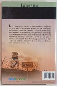 Liekkien läpi. Lauluja yössä. (Romaani)