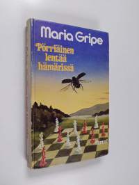 Pörriäinen lentää hämärissä