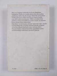 Pörriäinen lentää hämärissä