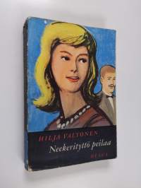 Neekerityttö peilaa