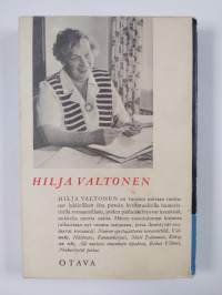 Neekerityttö peilaa