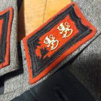 Kenraaliluutnantti kenttätykistön tarkastajan kesäpusero sekä mukana kenttätykistönreväärihousut ja rähinäremmi