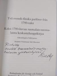 Två svensk-finska parlörer från 1700-talet = Kaksi 1700-luvun ruotsalais-suomalaista keskusteluoppikirjaa (faksimilutgåva/näköispainos) (signeerattu, tekijän omiste)