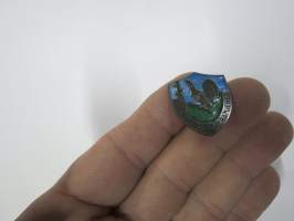 Piikkiön erämiehet 1951 -emalimerkki, mutterikiinnitteinen 813 hopeaa