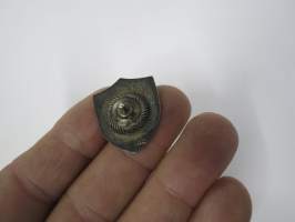 Piikkiön erämiehet 1951 -emalimerkki, mutterikiinnitteinen 813 hopeaa