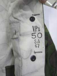 SA Vpu M62 (vm. 62-79) maastopuvun takki, leimattu &quot;VPu 50 SA 67&quot; eli Valtion Pukutehdas koko 50 valmistettu 1967 -aito, käyttämätön