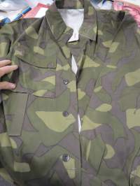 SA Vpu M62 (vm. 62-79) maastopuvun takki, leimattu &quot;VPu 50 SA 67&quot; eli Valtion Pukutehdas koko 50 valmistettu 1967 -aito, käyttämätön