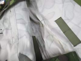 SA Vpu M62 (vm. 62-79) maastopuvun takki, leimattu &quot;VPu 50 SA 67&quot; eli Valtion Pukutehdas koko 50 valmistettu 1967 -aito, käyttämätön