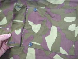 SA Vpu M62 (vm. 62-79) maastopuvun housut, leimattu &quot;VPu 852 Torni + 81&quot; eli Valtion Pukutehdas koko 52 valmistettu 1981 -aito, käyttämätön