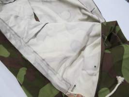 SA Vpu M62 (vm. 62-79) maastopuvun housut, leimattu &quot;VPu 852 Torni + 81&quot; eli Valtion Pukutehdas koko 52 valmistettu 1981 -aito, käyttämätön