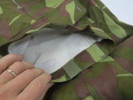 SA Vpu M62 (vm. 62-79) maastopuvun housut, leimattu &quot;VPu 852 Torni + 81&quot; eli Valtion Pukutehdas koko 52 valmistettu 1981 -aito, käyttämätön