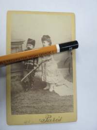 Marquis Wolge - Marquise Louise -visiittikorttivalokuva, CDV, myyntikuva, ei varsinaisia kuvaamotietoja, vain merkintä &quot;Paris&quot;, tunnetut kääpiöhahmot