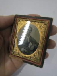 Rouva II - ambrotyyppi (ambrotype) -kehyksessä oleva valokuva noin 1850-1860 luvulta