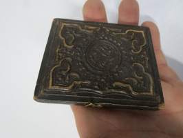 Rouva II - ambrotyyppi (ambrotype) -kehyksessä oleva valokuva noin 1850-1860 luvulta