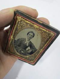Rouva II - ambrotyyppi (ambrotype) -kehyksessä oleva valokuva noin 1850-1860 luvulta
