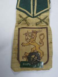 Ohi on 240 -solmio, jalkarätistä ja merkeistä yms. sommiteltu muisto varusmiesajalta, mukana Laitilan VPK &amp; Yleinen Palokuntaliitto -merkit