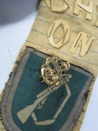 Ohi on 240 -solmio, jalkarätistä ja merkeistä yms. sommiteltu muisto varusmiesajalta, mukana Laitilan VPK &amp; Yleinen Palokuntaliitto -merkit