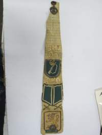 Ohi on 240 -solmio, jalkarätistä ja merkeistä yms. sommiteltu muisto varusmiesajalta, mukana Laitilan VPK &amp; Yleinen Palokuntaliitto -merkit