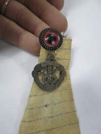 Ohi on 240 -solmio, jalkarätistä ja merkeistä yms. sommiteltu muisto varusmiesajalta, mukana Laitilan VPK &amp; Yleinen Palokuntaliitto -merkit