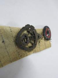 Ohi on 240 -solmio, jalkarätistä ja merkeistä yms. sommiteltu muisto varusmiesajalta, mukana Laitilan VPK &amp; Yleinen Palokuntaliitto -merkit