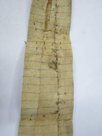 Ohi on 240 -solmio, jalkarätistä ja merkeistä yms. sommiteltu muisto varusmiesajalta, mukana Laitilan VPK &amp; Yleinen Palokuntaliitto -merkit