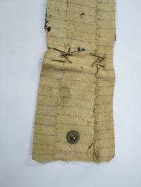 Ohi on 240 -solmio, jalkarätistä ja merkeistä yms. sommiteltu muisto varusmiesajalta, mukana Laitilan VPK &amp; Yleinen Palokuntaliitto -merkit