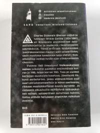 Valkopukuinen nainen