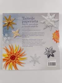 Taiteile paperista tähtiä, aurinkoja ja lumihiutaleita