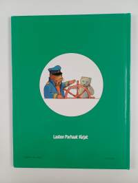 Pikku jääkarhu suurella merellä