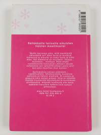 Ihania naisia pikkumustissa