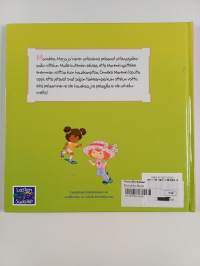 Mansikka-Marja pelaa jalkapalloa