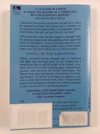 Living in the Labyrinth - A Personal Journey Through the Maze of Alzheimer&#039;s