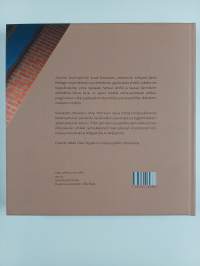 Juureva kosmopoliitti : Kulosaaren yhteiskoulun historia 1940-2015 - Kulosaaren yhteiskoulun historia 1940-2015 (signeerattu, tekijän omiste)